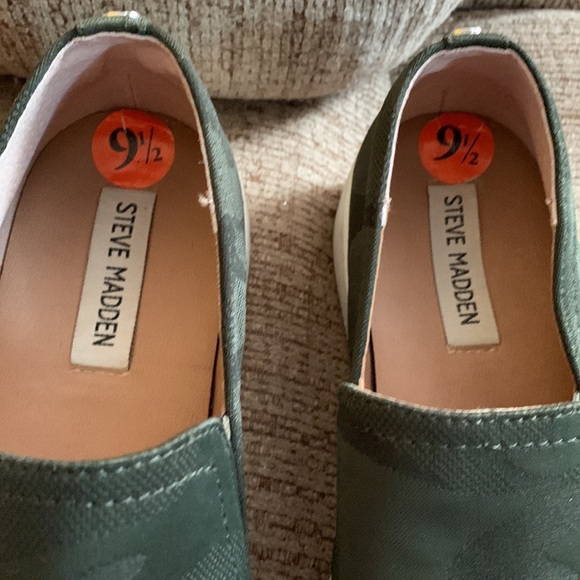 Steve Madden Zayna shiny green camo 1.5” height white soles sz9.5 run small - Picture 3 of 8